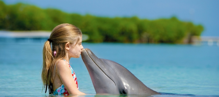 Sfondi Friendship Between Girl And Dolphin 720x320