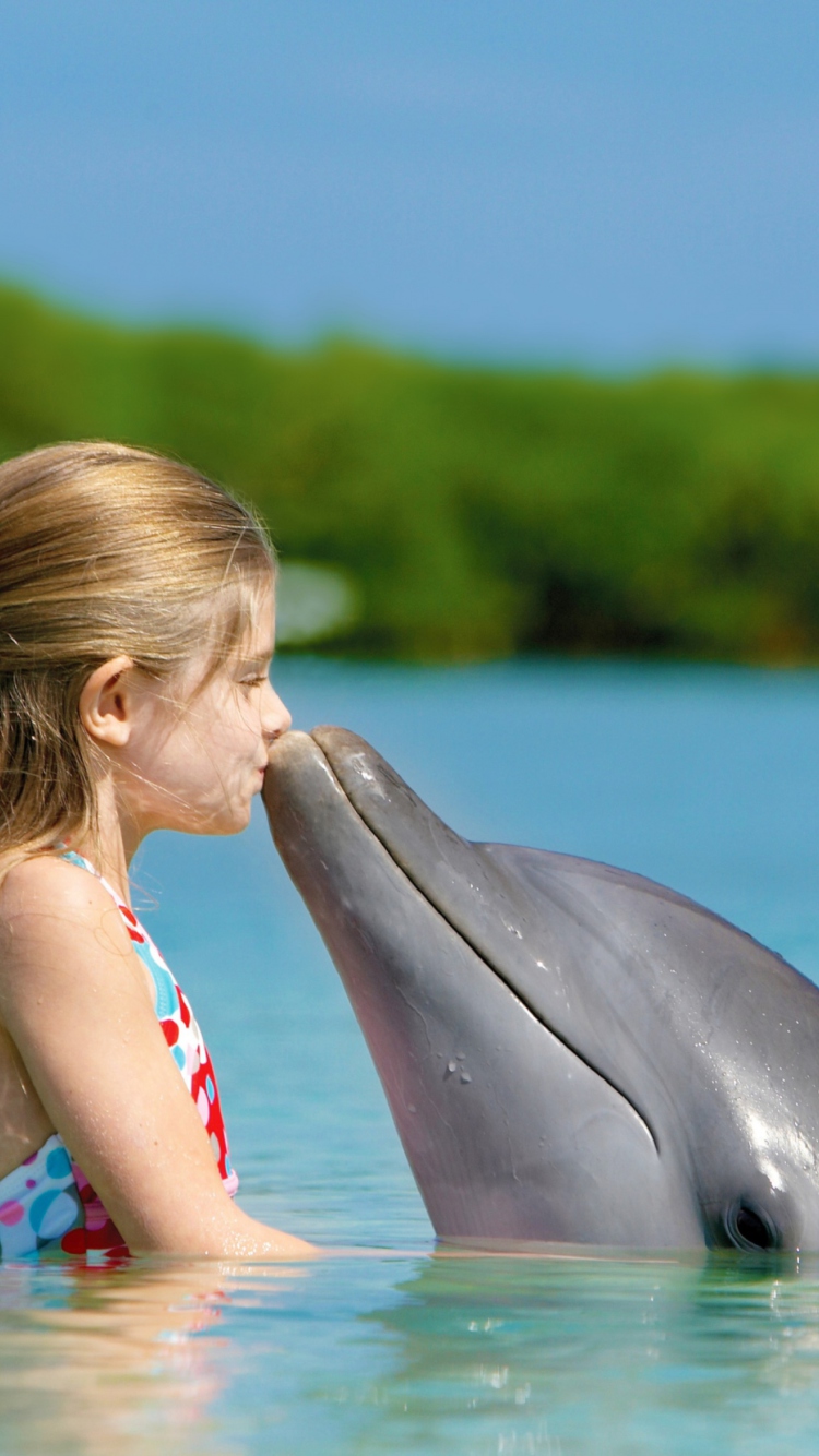 Sfondi Friendship Between Girl And Dolphin 750x1334