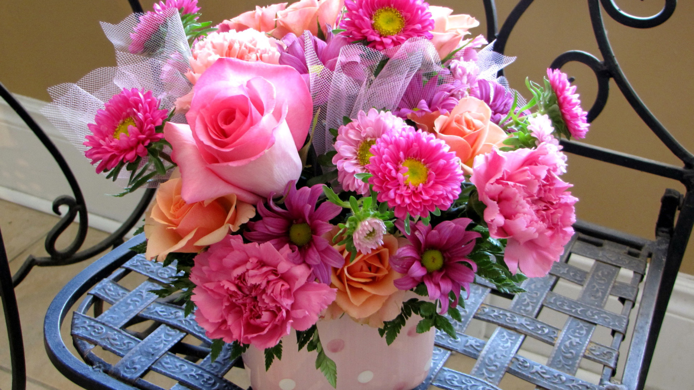 Fondo de pantalla Roses and Carnations 1366x768