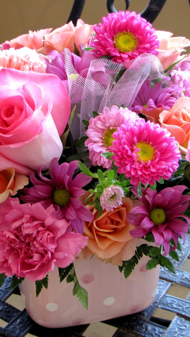 Sfondi Roses and Carnations 640x1136