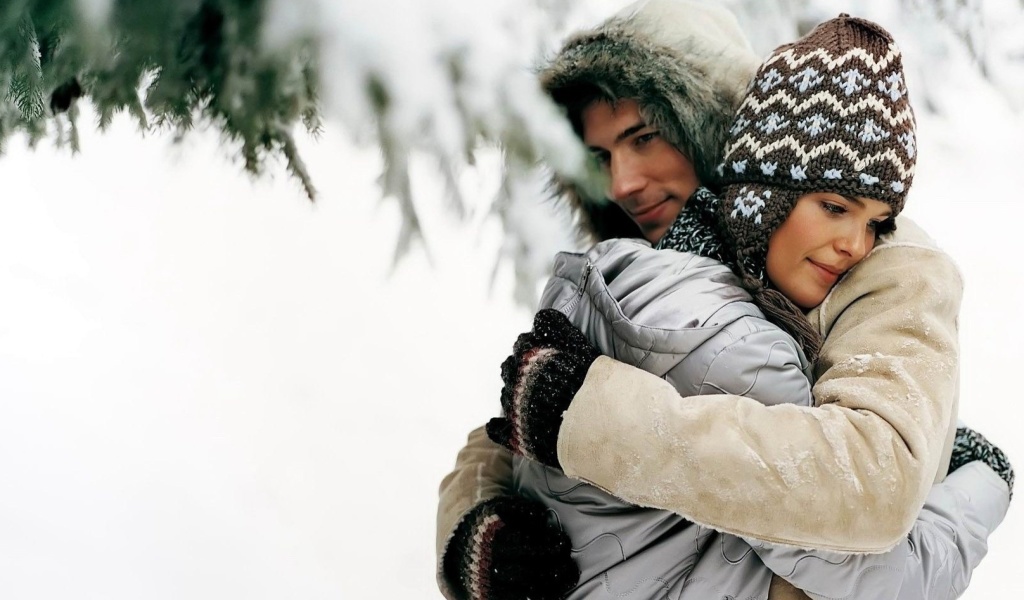 Romantic winter hugs wallpaper 1024x600