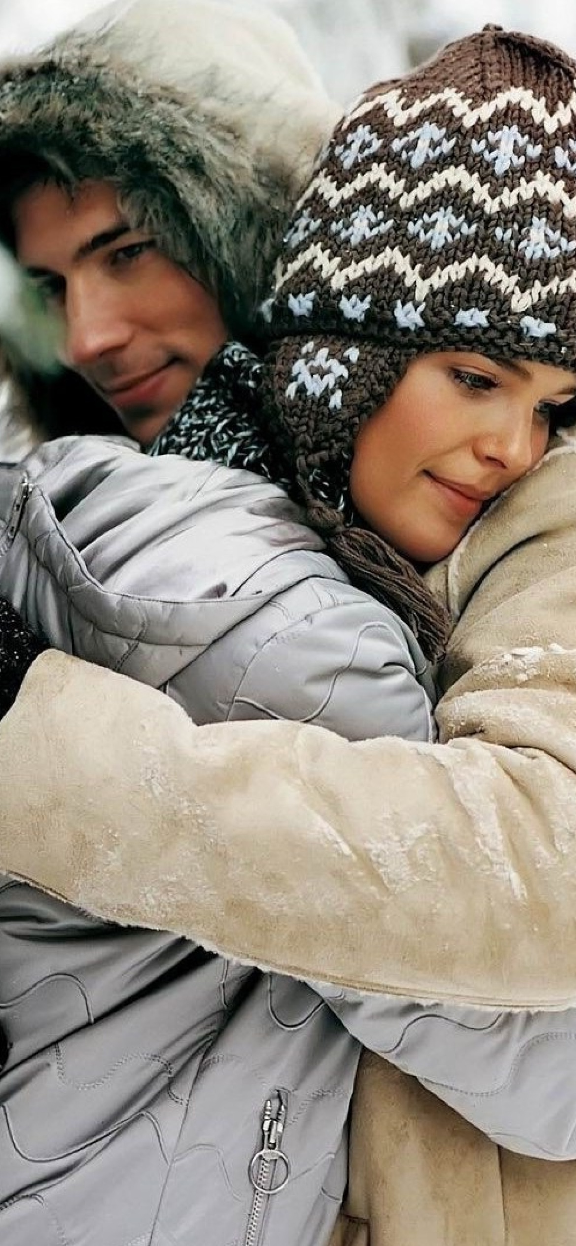 Screenshot №1 pro téma Romantic winter hugs 1170x2532
