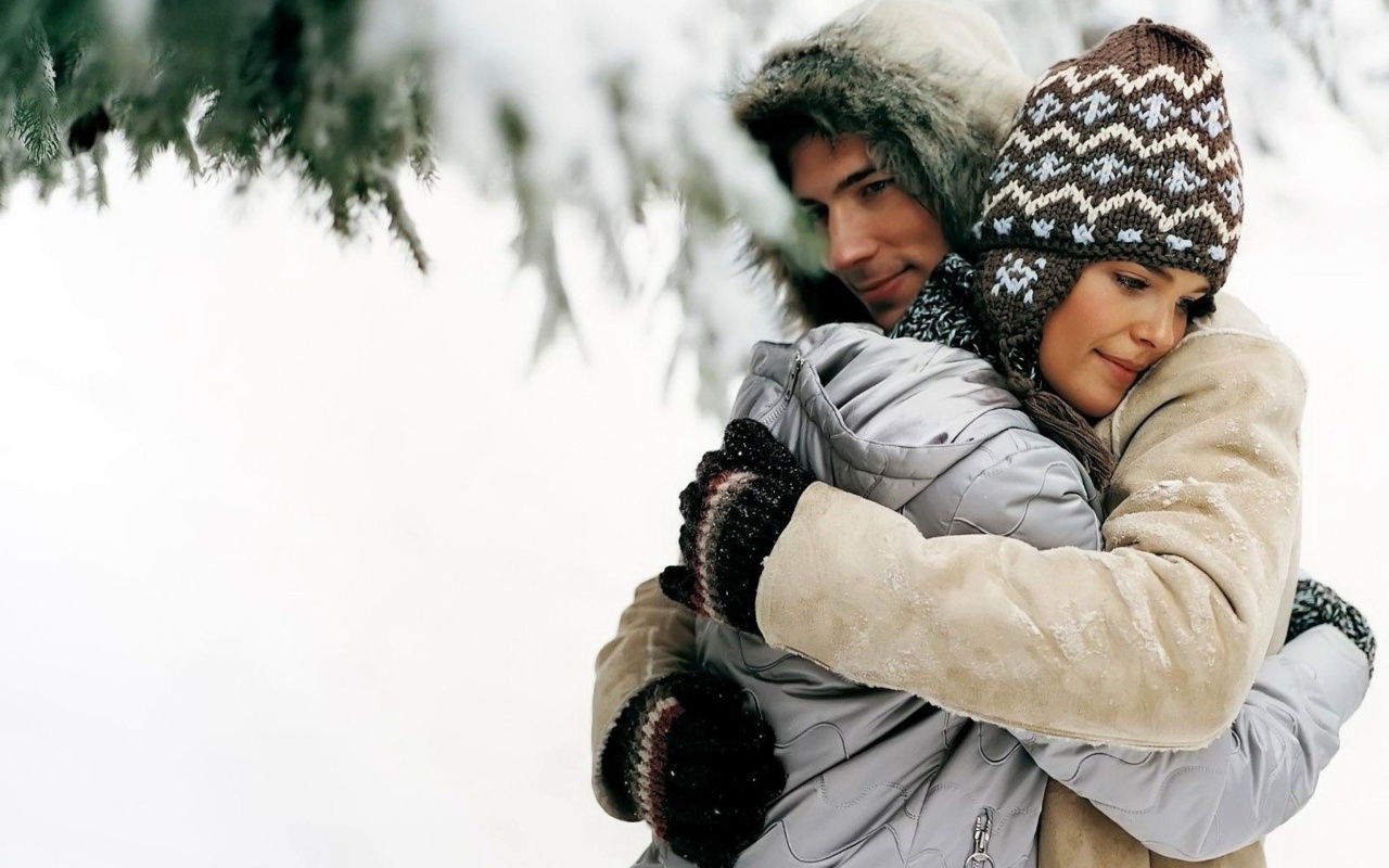 Обои Romantic winter hugs 1280x800