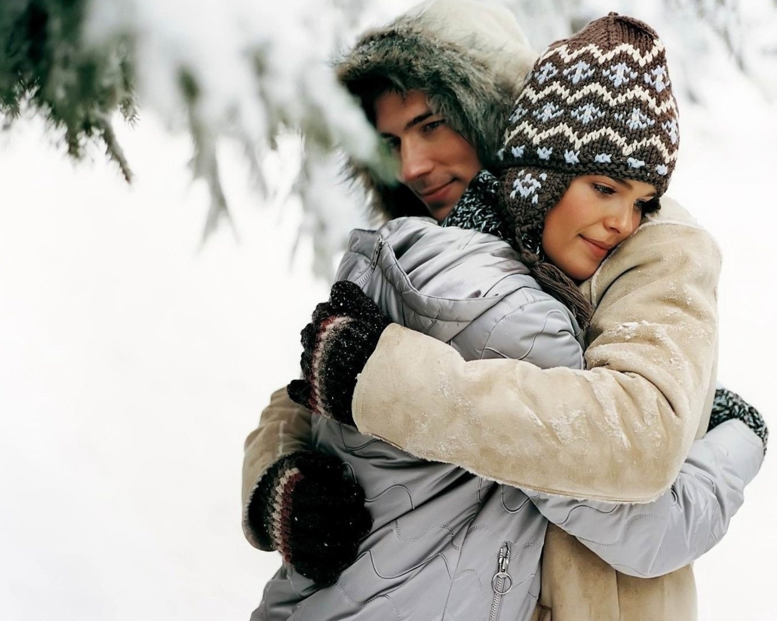 Fondo de pantalla Romantic winter hugs 1600x1280
