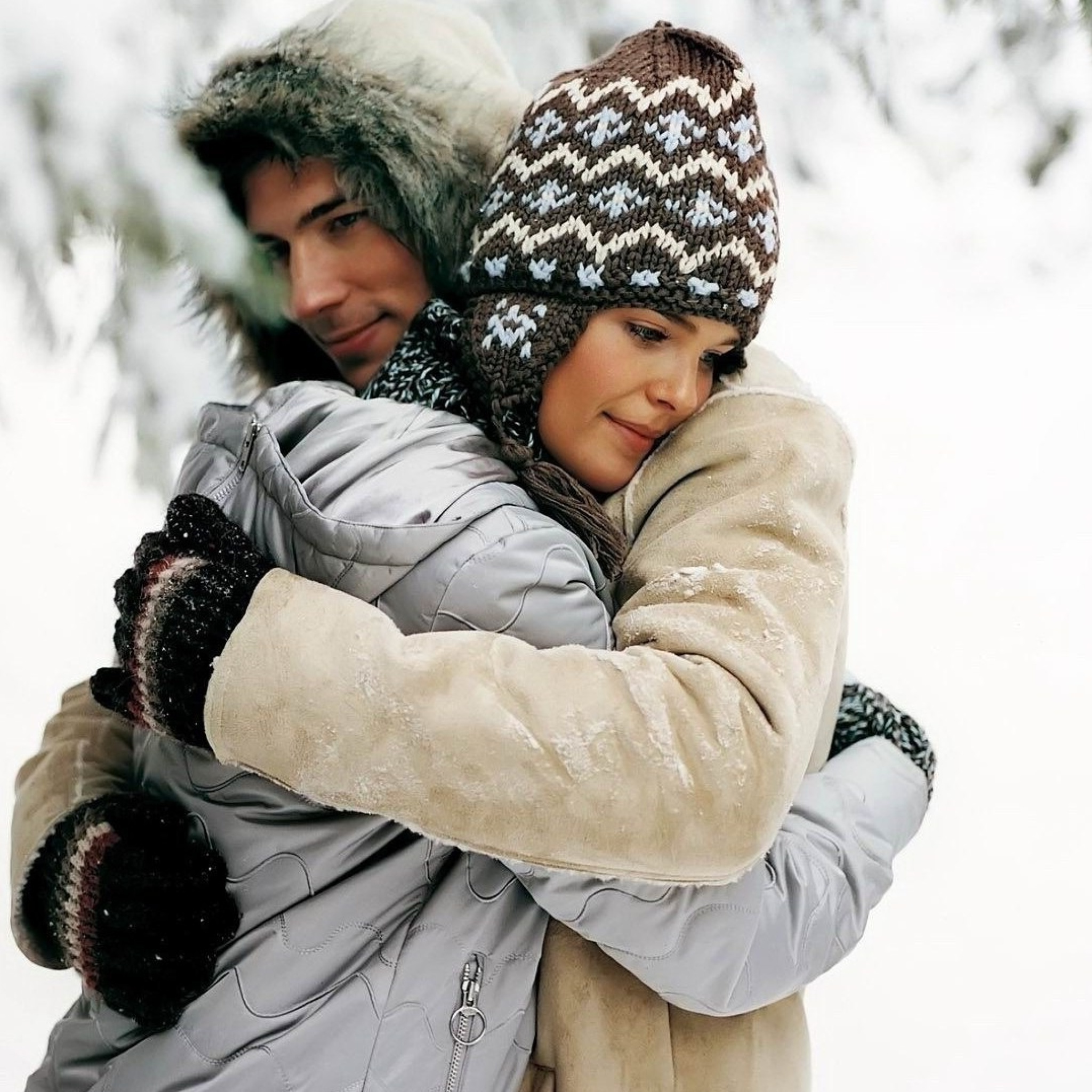 Fondo de pantalla Romantic winter hugs 2048x2048