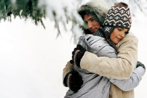 Romantic winter hugs wallpaper 480x320
