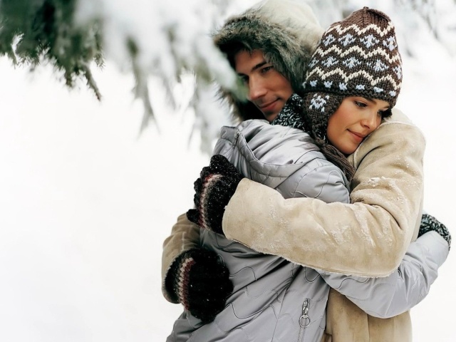 Romantic winter hugs wallpaper 640x480