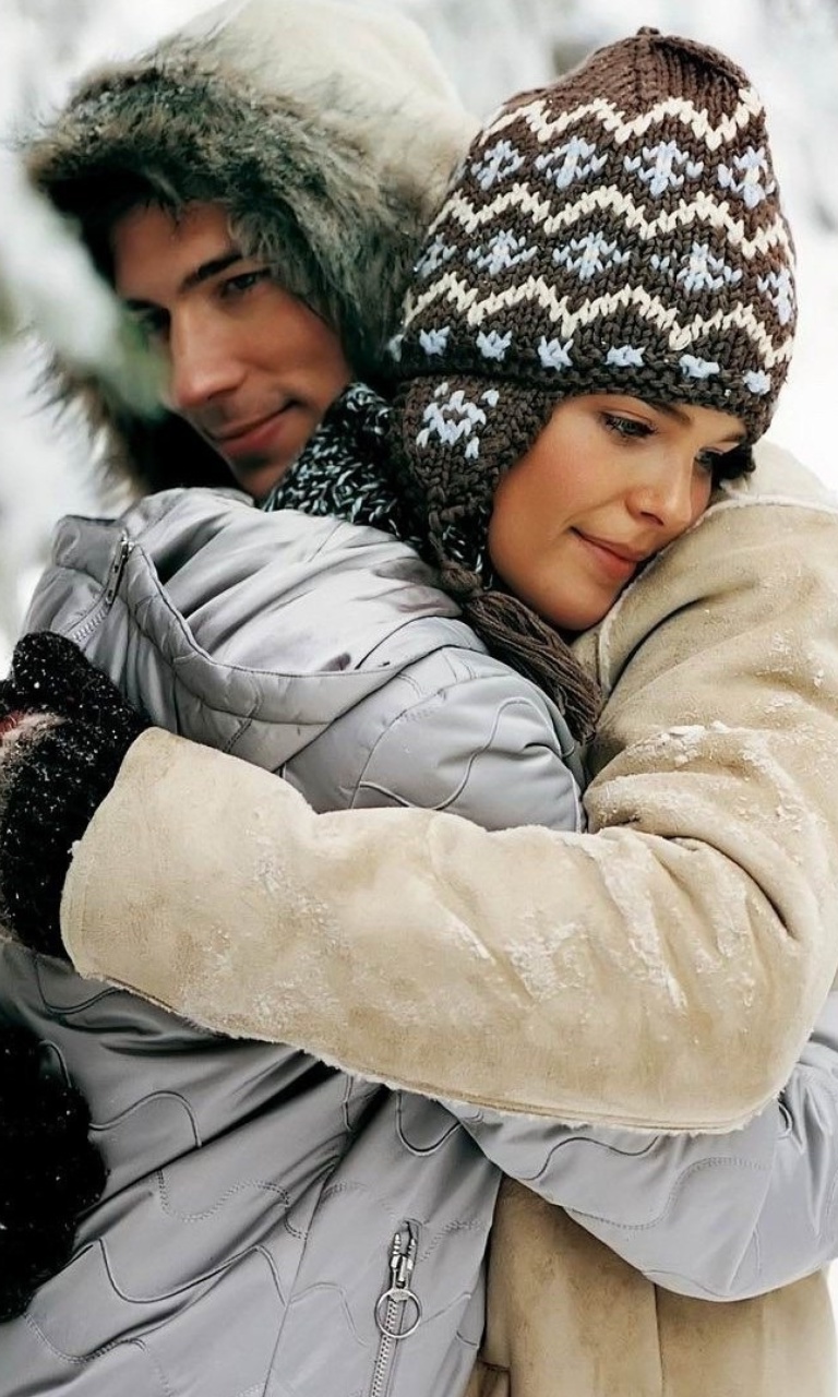 Romantic winter hugs wallpaper 768x1280