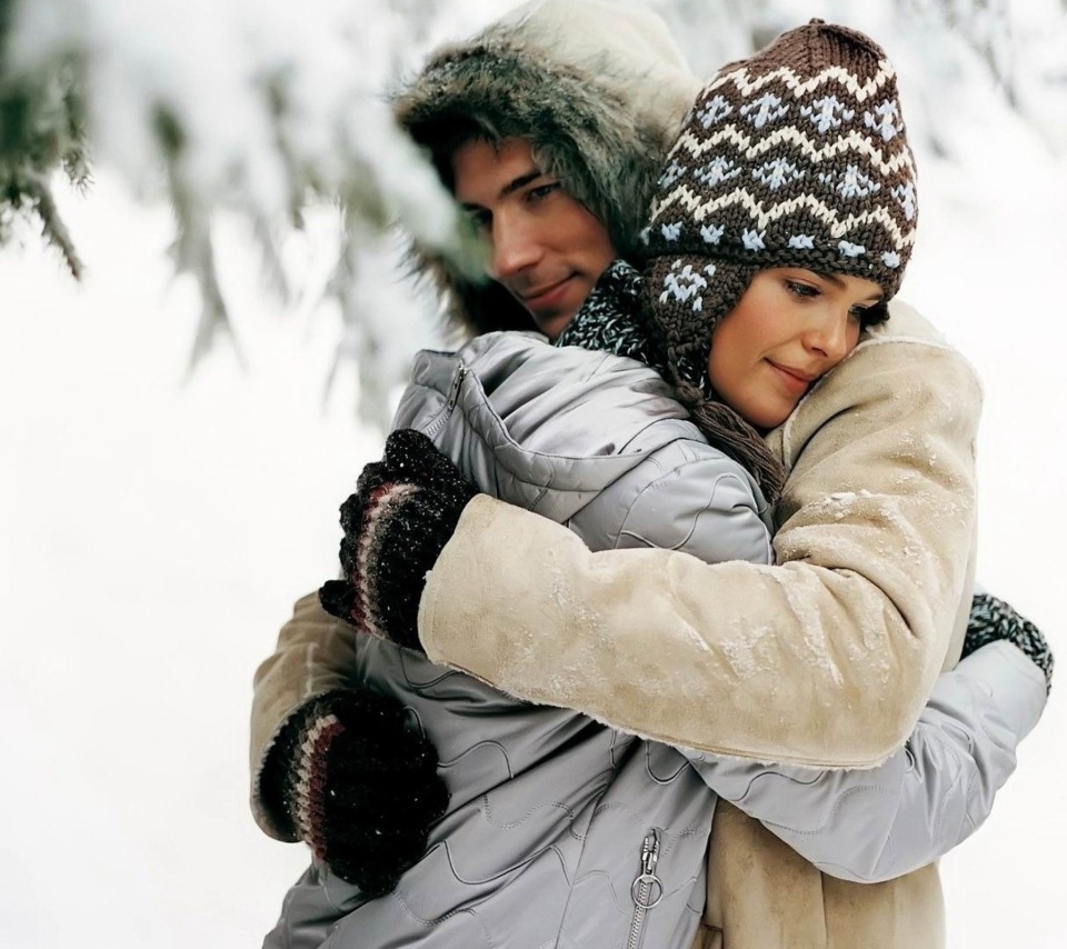 Sfondi Romantic winter hugs 960x854
