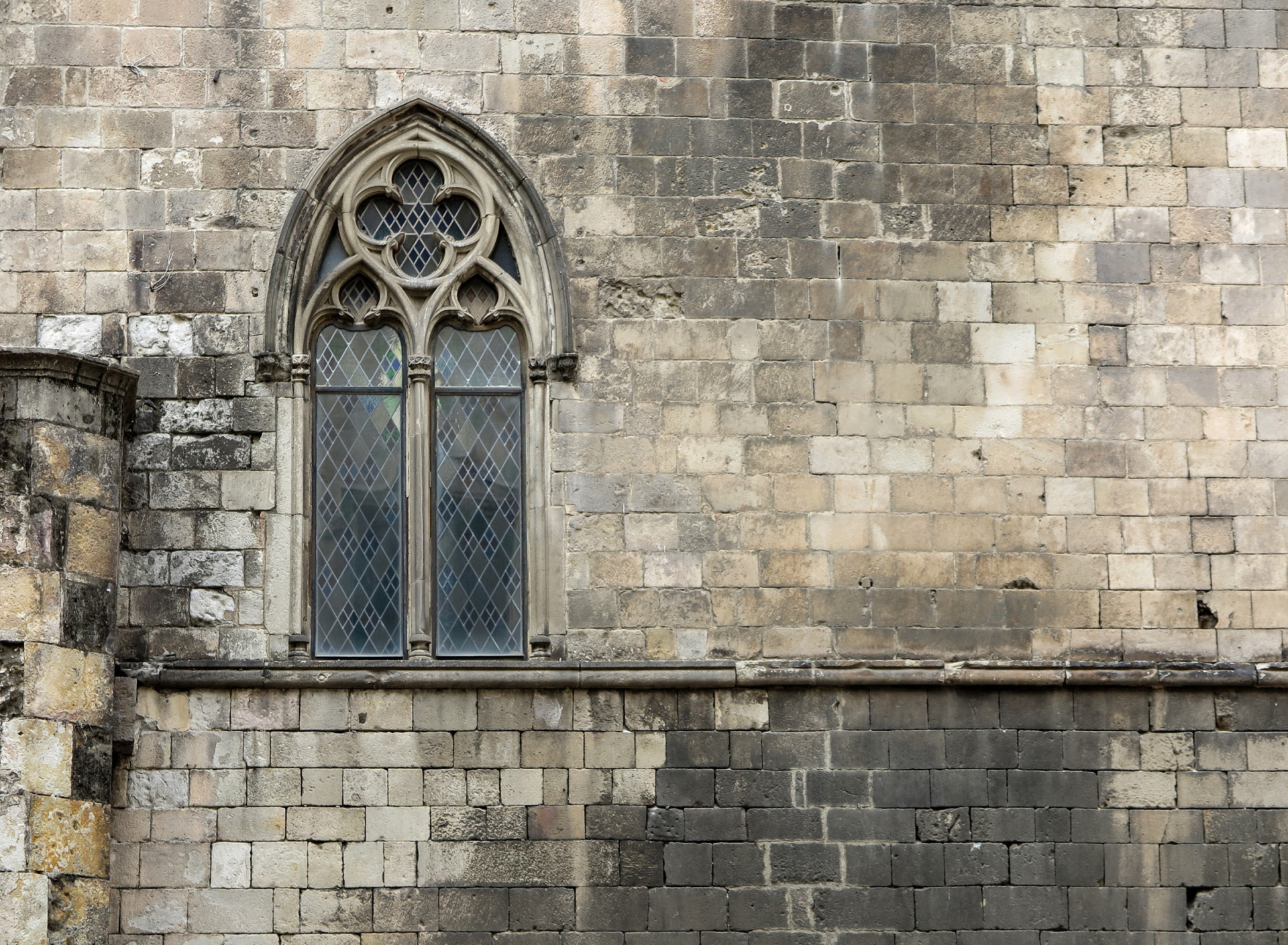 Обои Windows and Stone Wall 1920x1408