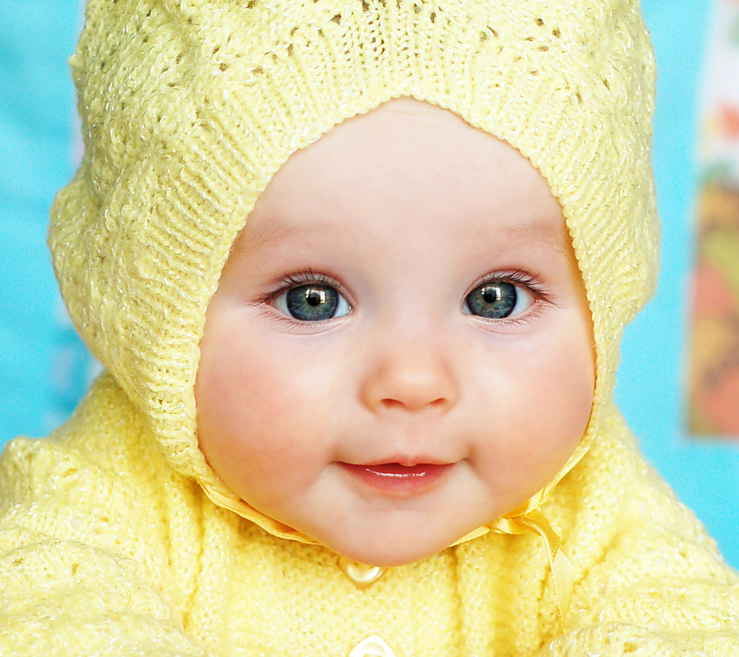 Fondo de pantalla Baby In Yellow Hood 1440x1280