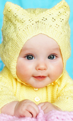 Обои Baby In Yellow Hood 240x400