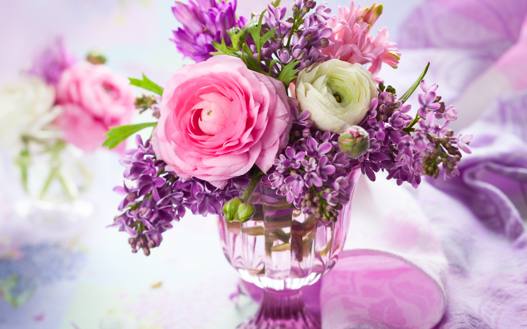 Обои Ranunkulyus And Lilac Bouquet 1680x1050