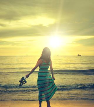Enjoying Sun And Ocean - Obrázkek zdarma pro iPhone 6
