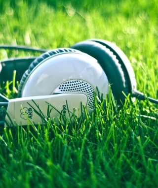 Headphones In Grass - Obrázkek zdarma pro 768x1280