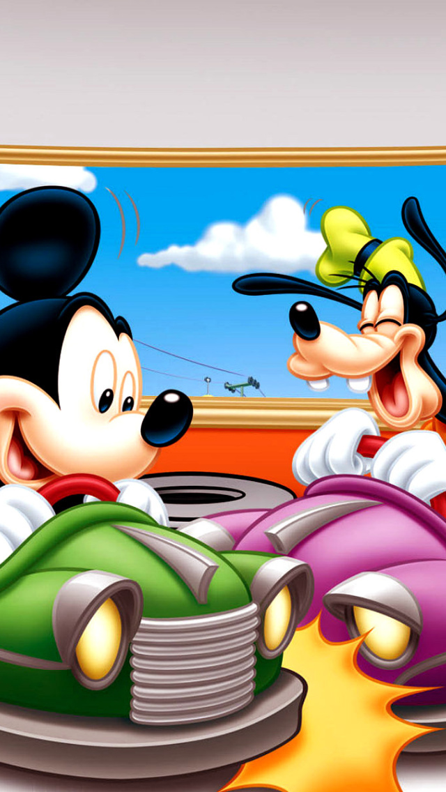 Обои Mickey Mouse in Amusement Park 640x1136