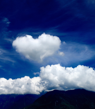 Heart In Blue Sky - Obrázkek zdarma pro 768x1280