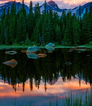 Lake In Swiss Alps - Obrázkek zdarma pro iPhone 4