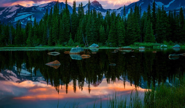 Sfondi Lake In Swiss Alps