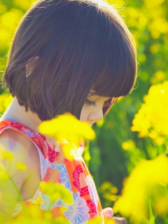 Das Cute Little Girl At Summer Meadow Wallpaper 240x320
