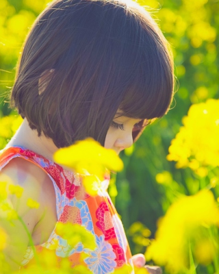 Cute Little Girl At Summer Meadow - Obrázkek zdarma pro 132x176