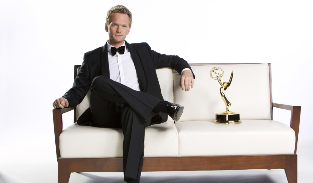 Обои Neil Patrick Harris with Emmy Award 1024x600