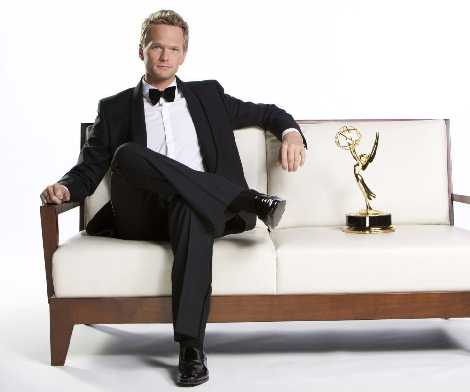 Обои Neil Patrick Harris with Emmy Award 960x800