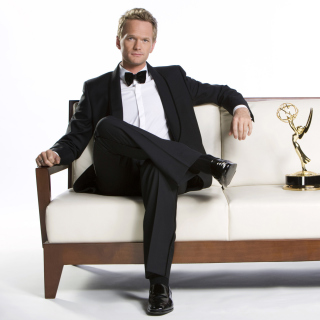Neil Patrick Harris with Emmy Award - Obrázkek zdarma pro 1024x1024