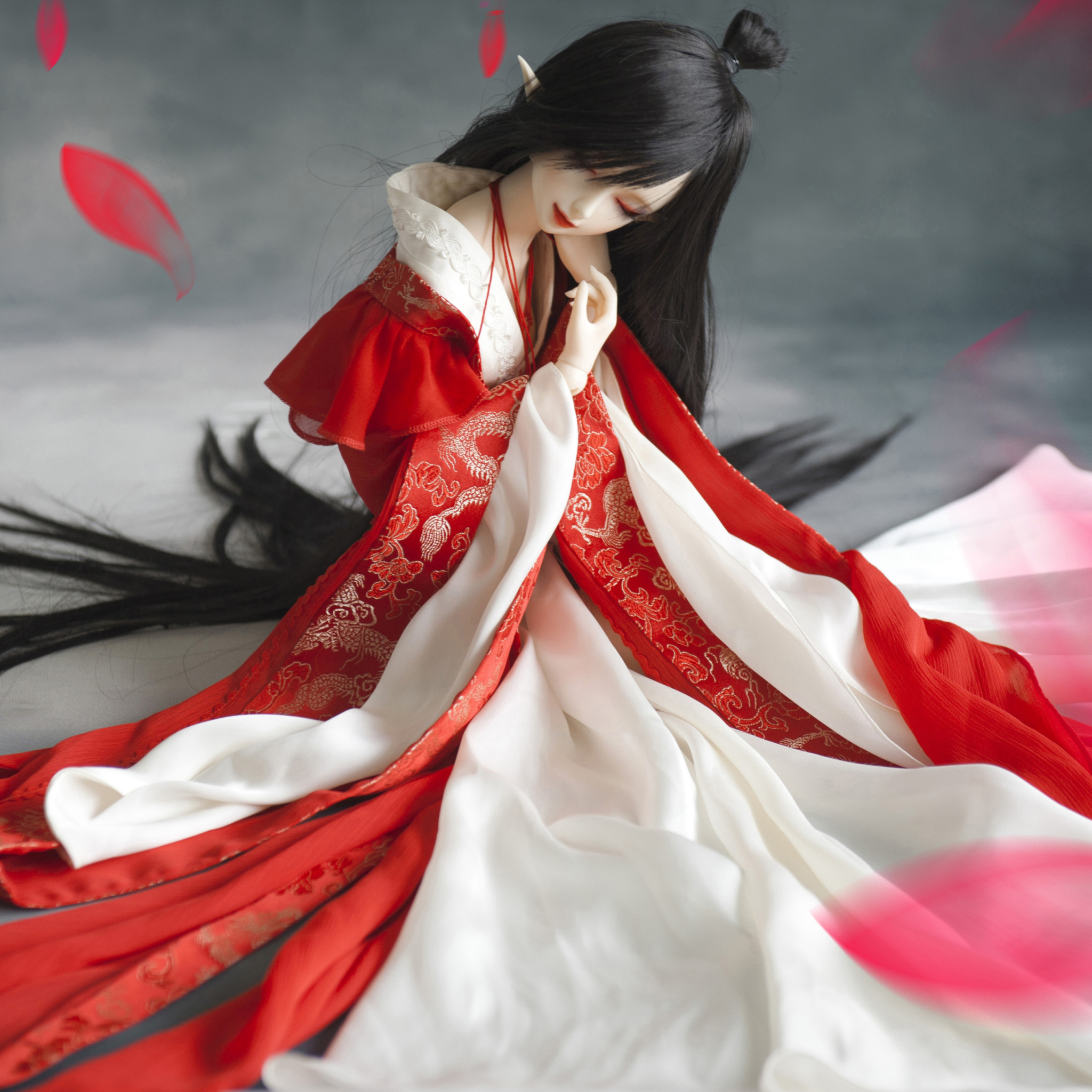 Обои Beautiful Doll In Japanese Kimono 2048x2048
