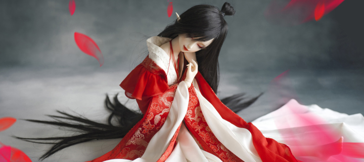 Fondo de pantalla Beautiful Doll In Japanese Kimono 720x320