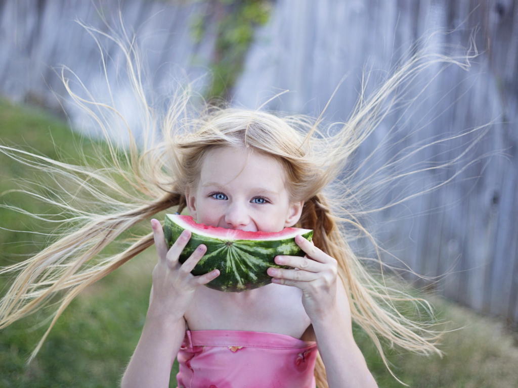 Sfondi Girl Eating Watermelon 1024x768