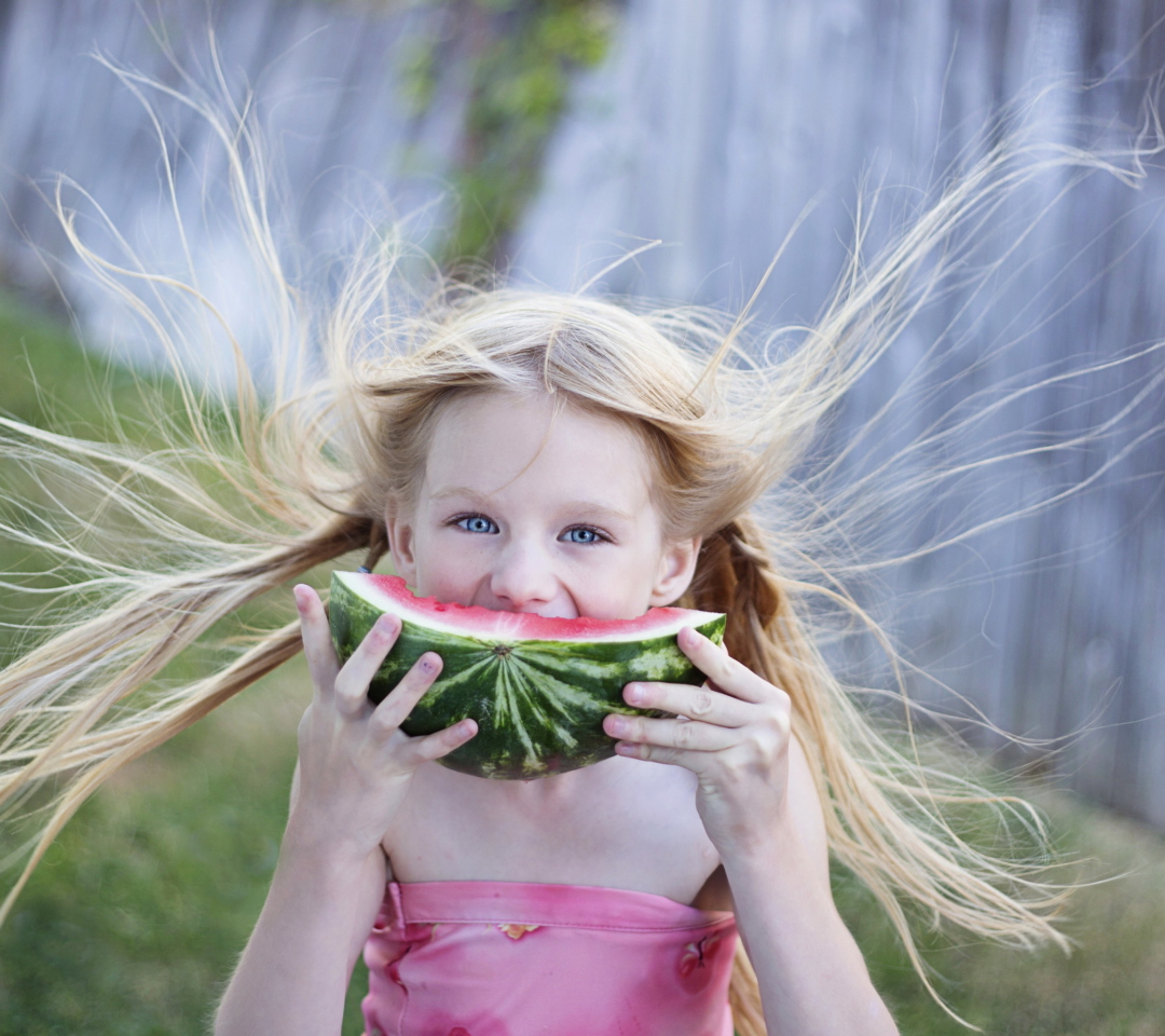 Sfondi Girl Eating Watermelon 1080x960