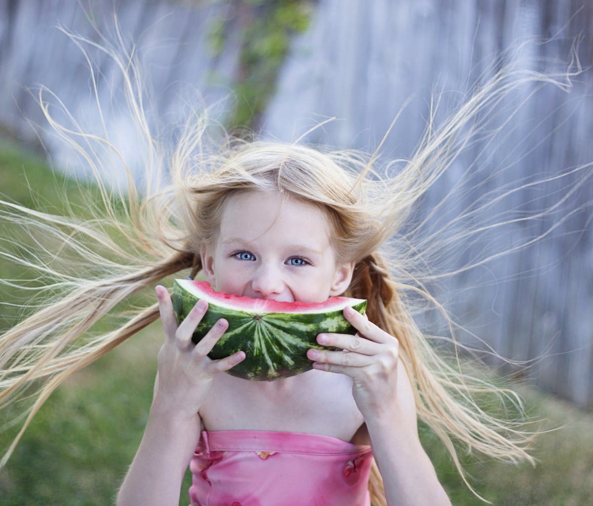 Sfondi Girl Eating Watermelon 1200x1024