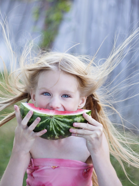 Fondo de pantalla Girl Eating Watermelon 480x640