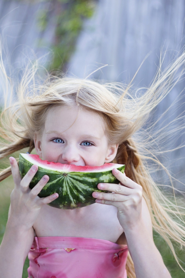 Das Girl Eating Watermelon Wallpaper 640x960