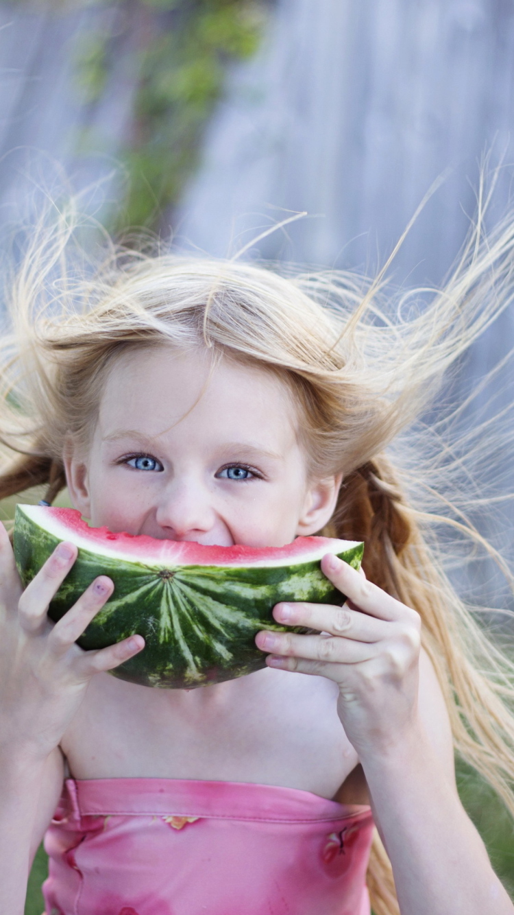 Das Girl Eating Watermelon Wallpaper 750x1334