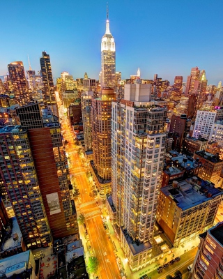 Empire State Building on Fifth Avenue papel de parede para celular para Nokia C6