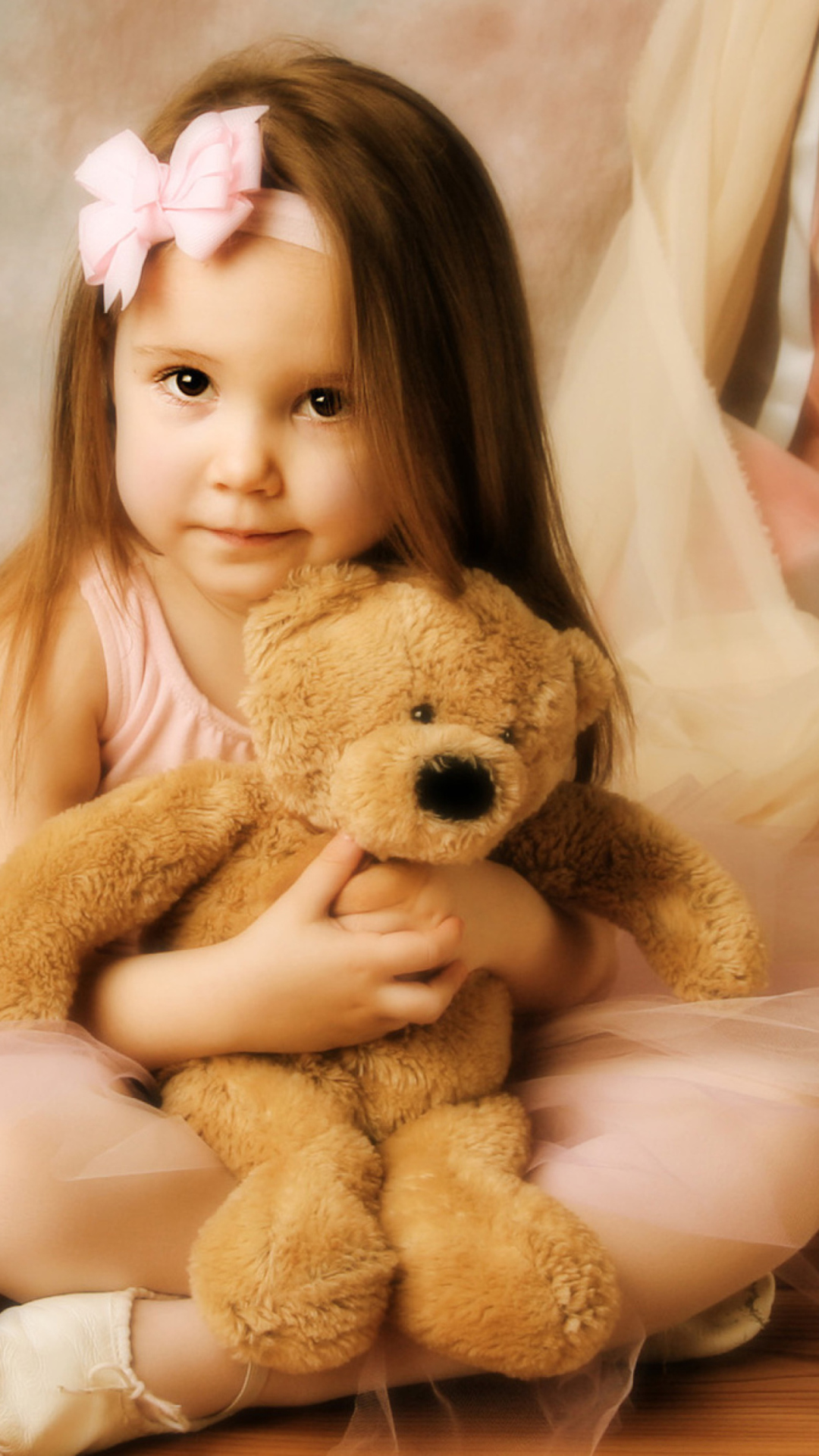 Sfondi Cute Little Girl With Teddy Bear 1080x1920
