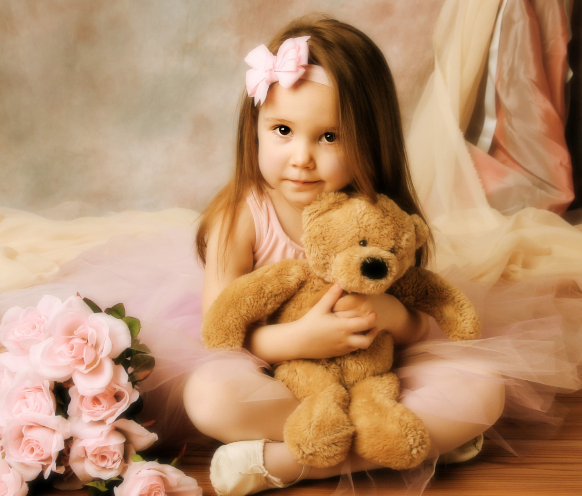 Das Cute Little Girl With Teddy Bear Wallpaper 1200x1024