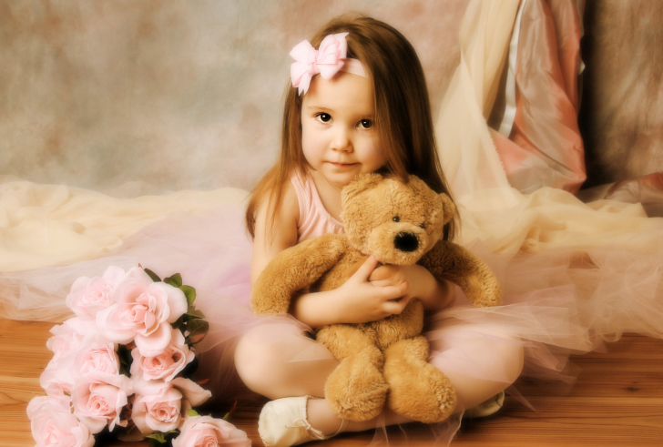 Fondo de pantalla Cute Little Girl With Teddy Bear