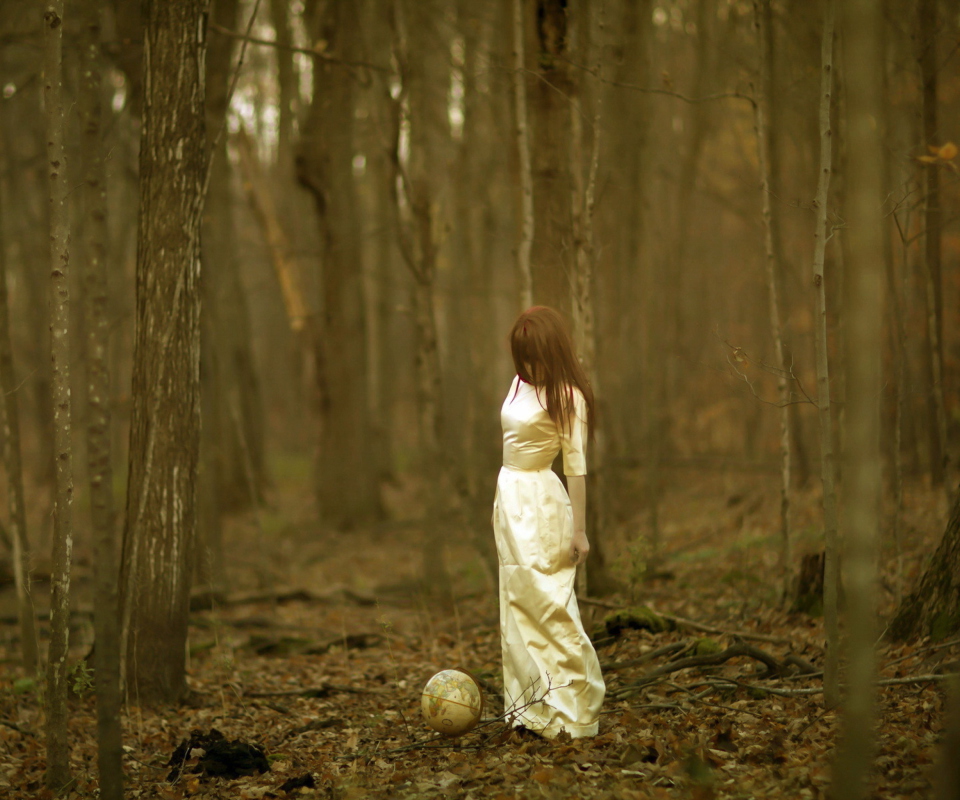 Sfondi Girl And Globe In Forest 960x800