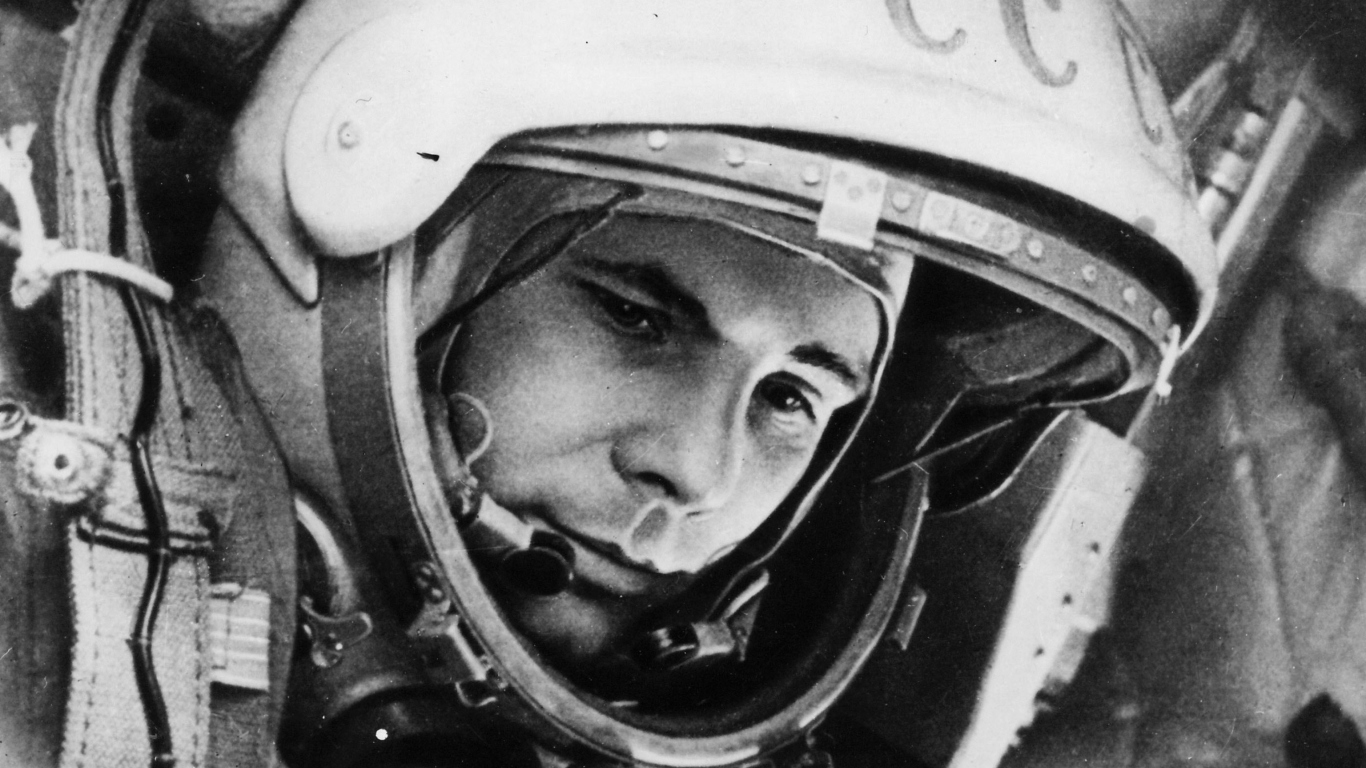 Fondo de pantalla Yuri Gagarin First Austronaut 1366x768