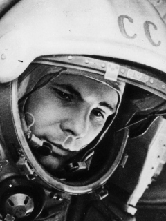 Screenshot №1 pro téma Yuri Gagarin First Austronaut 240x320