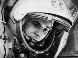 Das Yuri Gagarin First Austronaut Wallpaper 320x240