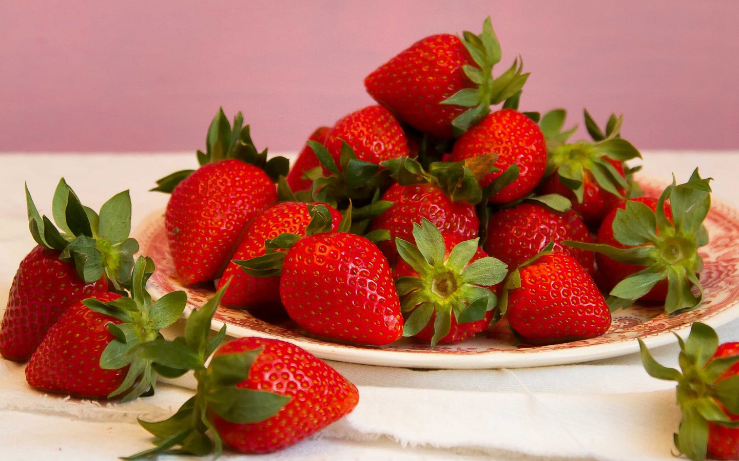 Screenshot №1 pro téma Strawberries Plate 1440x900