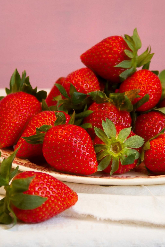 Das Strawberries Plate Wallpaper 640x960
