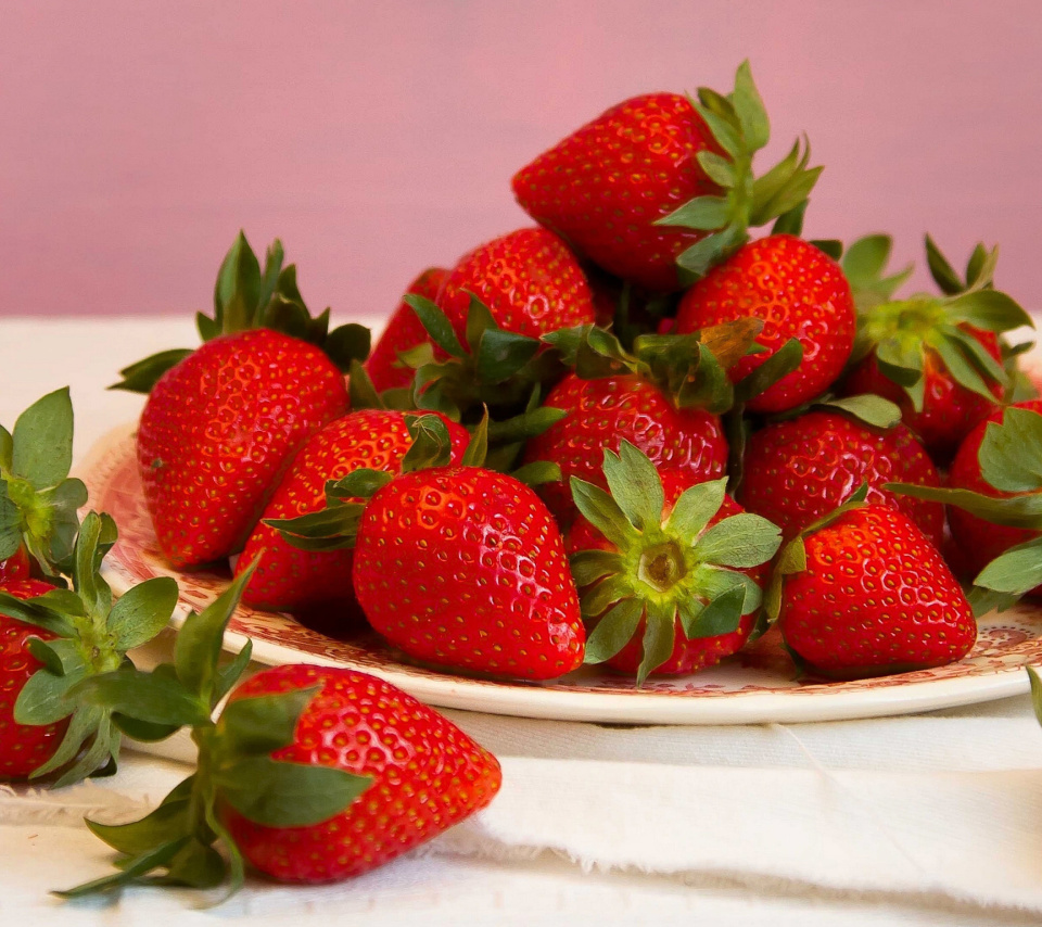 Das Strawberries Plate Wallpaper 960x854