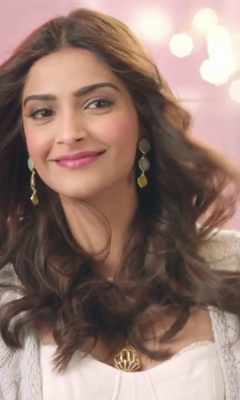 Screenshot №1 pro téma Sonam Kapoor in Khoobsurat 240x400