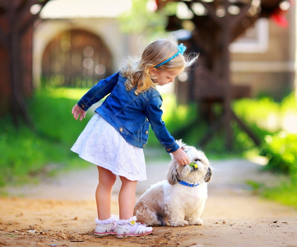 Fondo de pantalla Little Girl With Cute Puppy 960x800