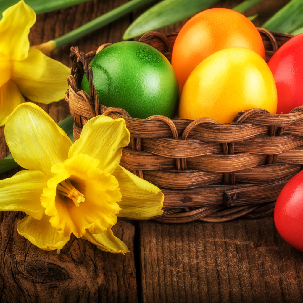 Обои Daffodils and Easter Eggs 1024x1024